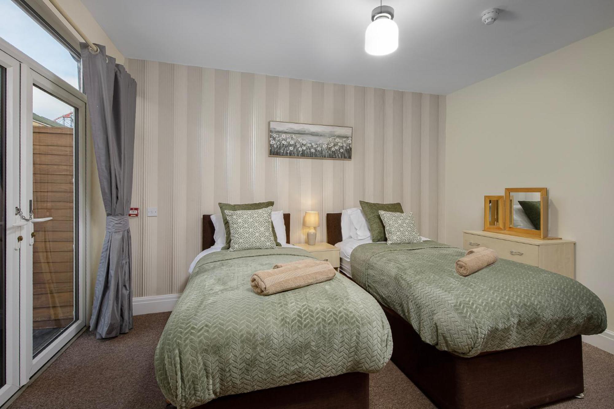 Arnside - Spacious 10-Bedroom Seaside Cottage بلاكبول المظهر الخارجي الصورة