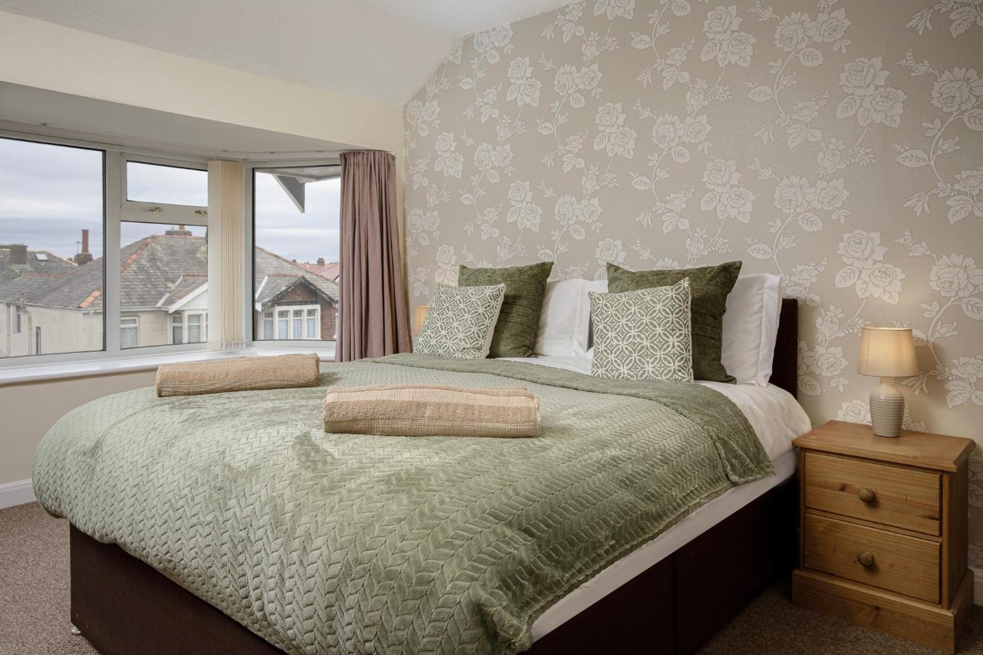 Arnside - Spacious 10-Bedroom Seaside Cottage بلاكبول المظهر الخارجي الصورة